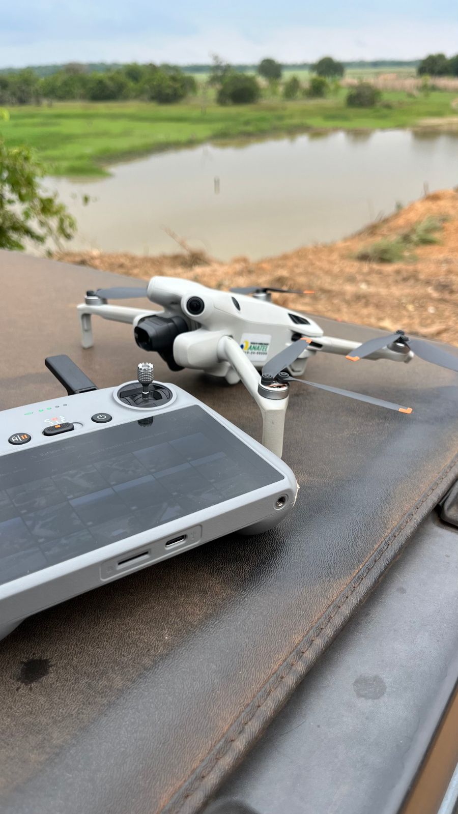 Drone e controle utilizados nos levantamentos da Schmitt